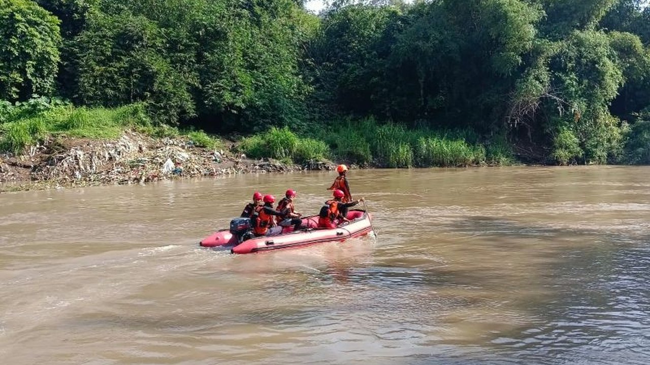 Dua remaja, Aliful Imam (13) dan Abdul Qodir Arifa’i (16), ditemukan meninggal dunia setelah hanyut terbawa arus Sungai Bedadung di Jember, Jawa Timur, mengakhiri operasi pencarian selama tiga hari.