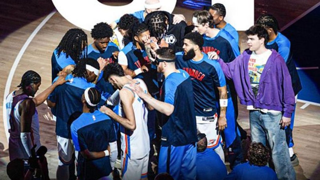 Oklahoma City Thunder memecahkan rekor klub dengan kemenangan ke-61 di musim reguler NBA, unggul atas Memphis Grizzlies dengan skor 125-104 dan memimpin klasemen Wilayah Barat.