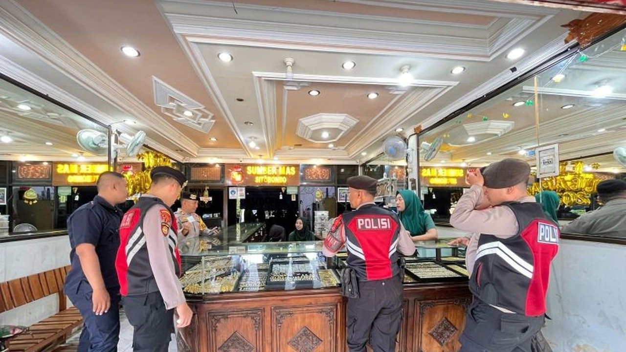 Menjelang Lebaran, Polres Situbondo meningkatkan patroli di pertokoan emas dan pemukiman untuk mencegah kriminalitas, imbau warga waspada dan amankan rumah sebelum mudik.