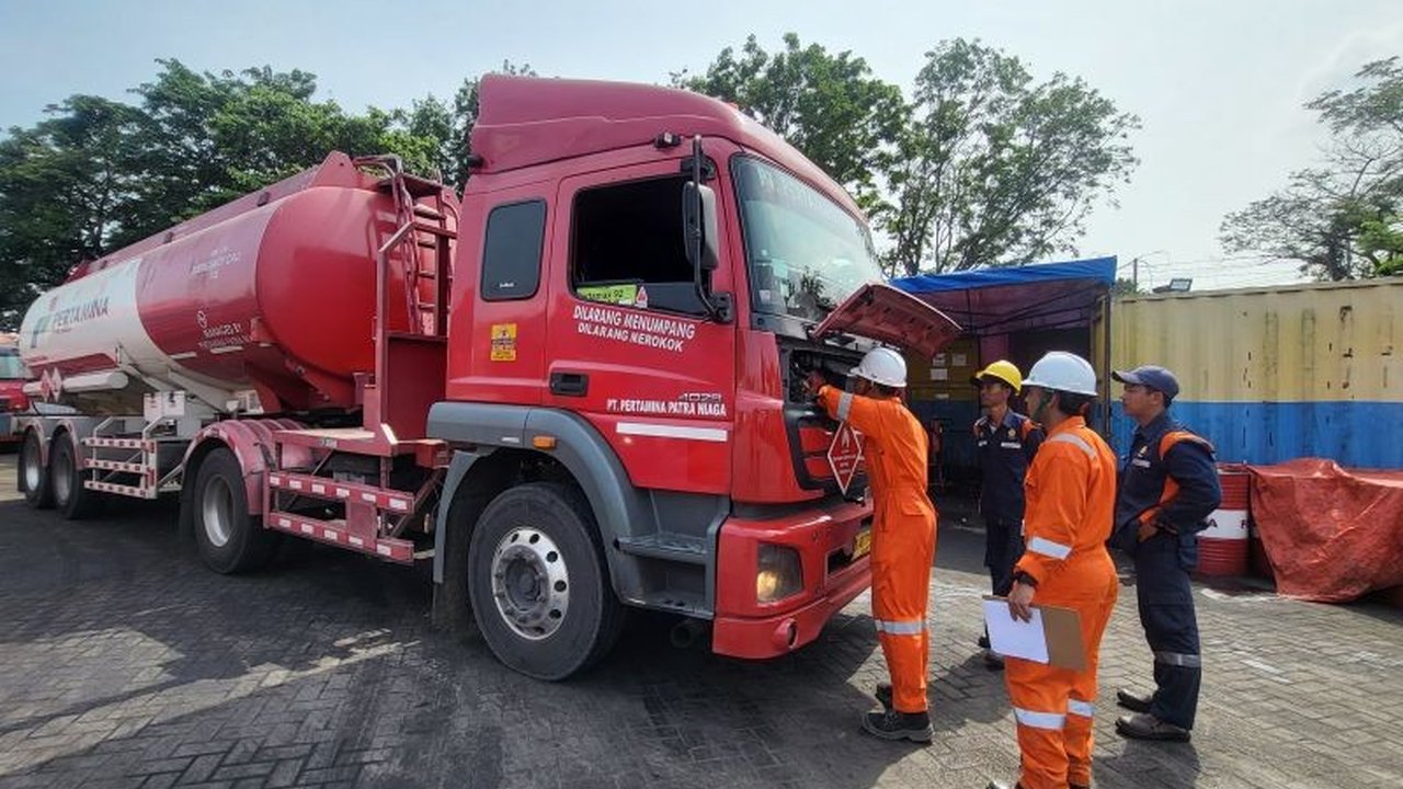 Pertamina Patra Niaga melakukan ramp check terhadap 300 armada mobil tangki BBM dan LPG di enam fuel terminal utama untuk memastikan kelancaran distribusi selama mudik Lebaran 2025.