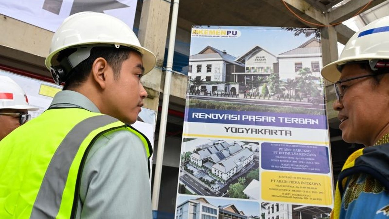 Wakil Presiden Gibran Rakabuming Raka meninjau renovasi Pasar Terban Yogyakarta, memastikan proyek selesai Juli 2025 dan tetap menjaga nilai kearifan lokal.
