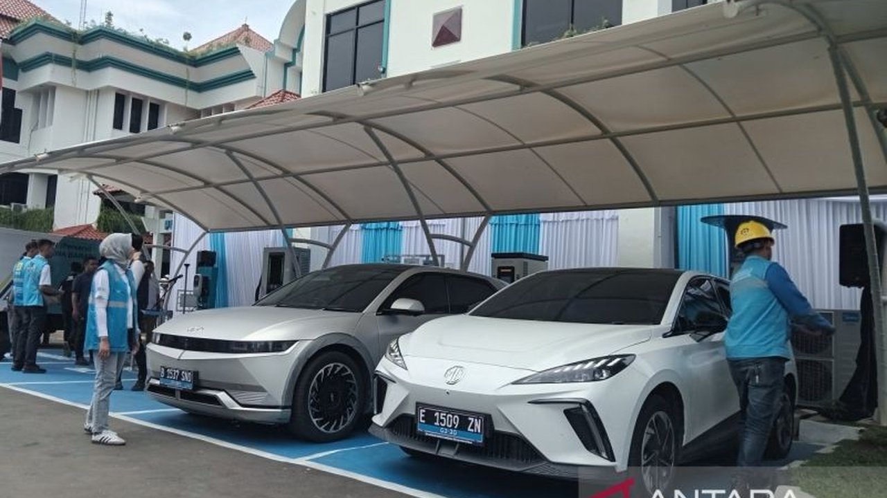 Antisipasi lonjakan kendaraan listrik saat mudik Lebaran 2025, PLN siagakan 12 SPKLU Mobile dan perkuat infrastruktur pengisian daya di Pulau Jawa dan Bali.