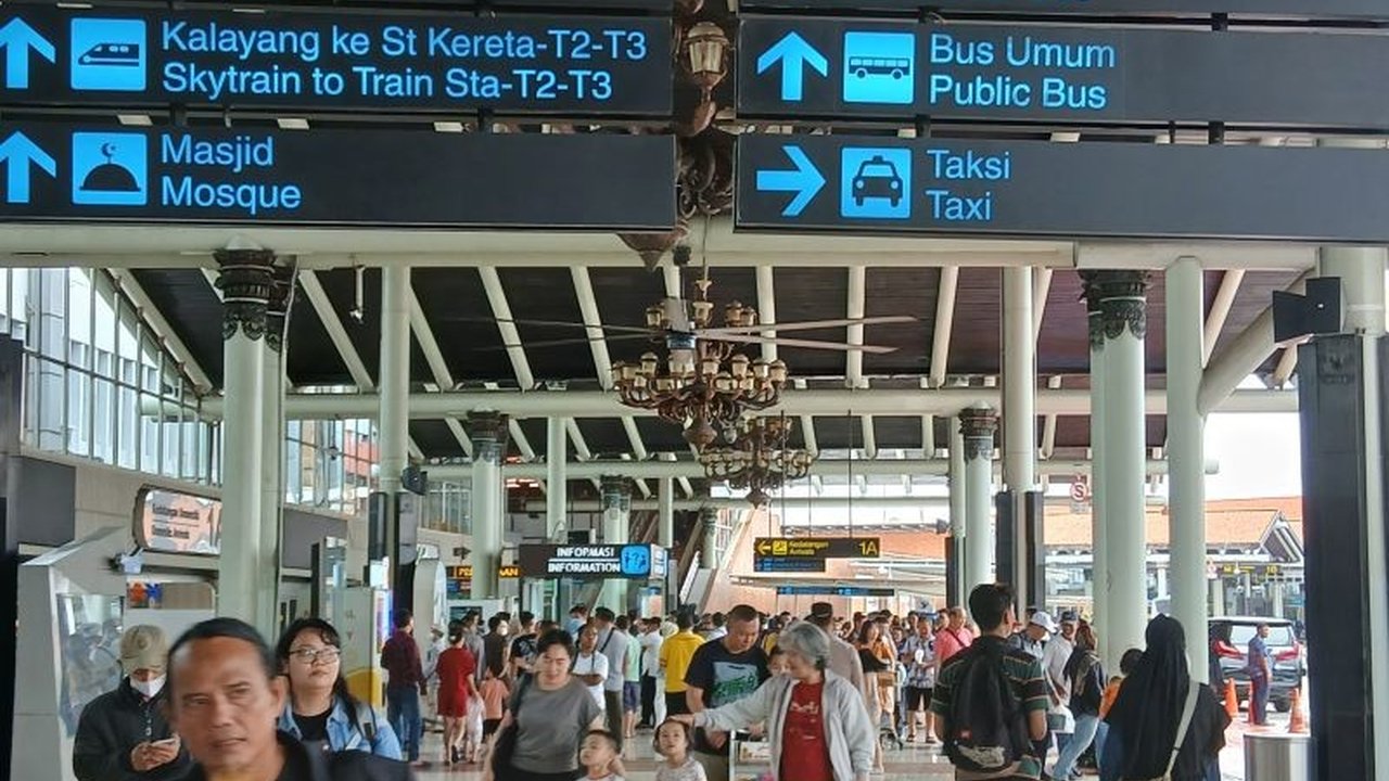 PT Angkasa Pura Indonesia (InJourney) mencatat 741.000 pergerakan penumpang pesawat di puncak arus mudik Lebaran 2025, dengan Bandara Soekarno-Hatta sebagai yang tersibuk.