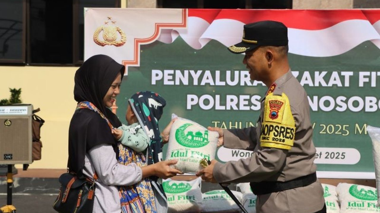 Kepolisian Resor Wonosobo membagikan zakat fitrah berupa beras kepada masyarakat sekitar, sebagai wujud kepedulian dan mempererat silaturahmi di bulan Ramadan.