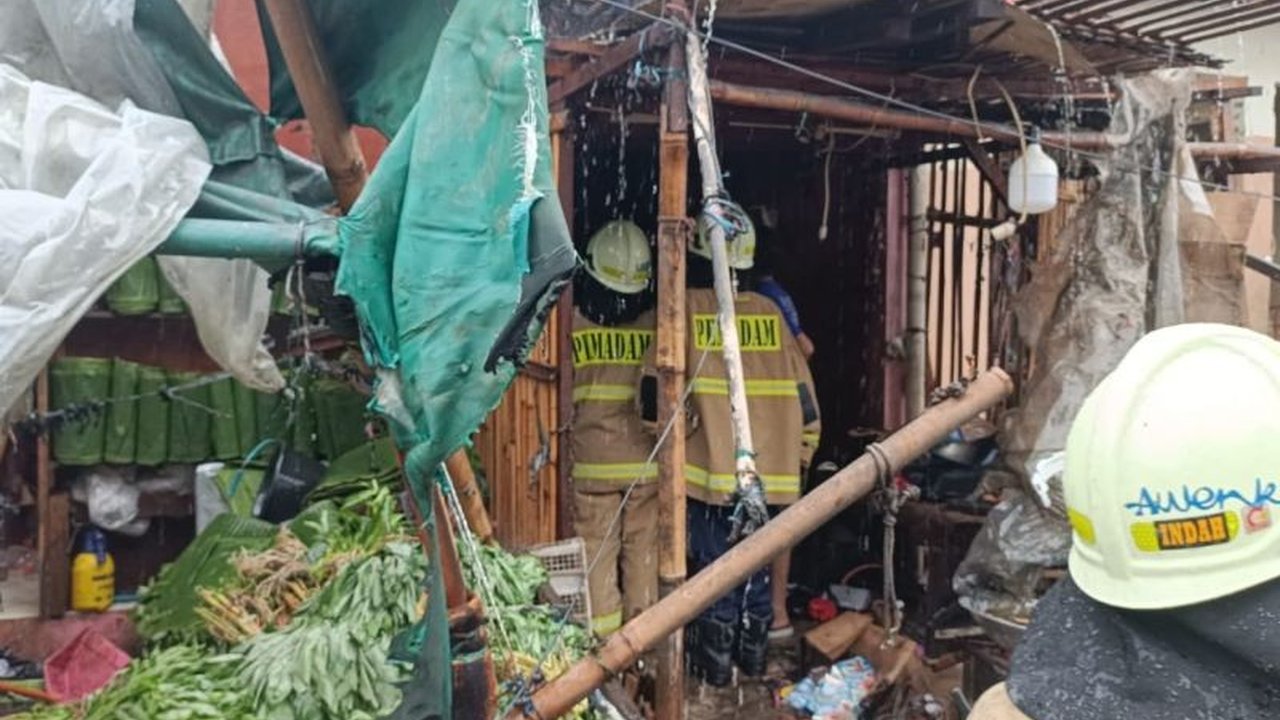 Kebocoran gas di sebuah warung di Pasar Lontar, Koja, Jakarta Utara menyebabkan kebakaran dan dua orang, termasuk seorang balita, mengalami luka bakar pada Jumat siang.