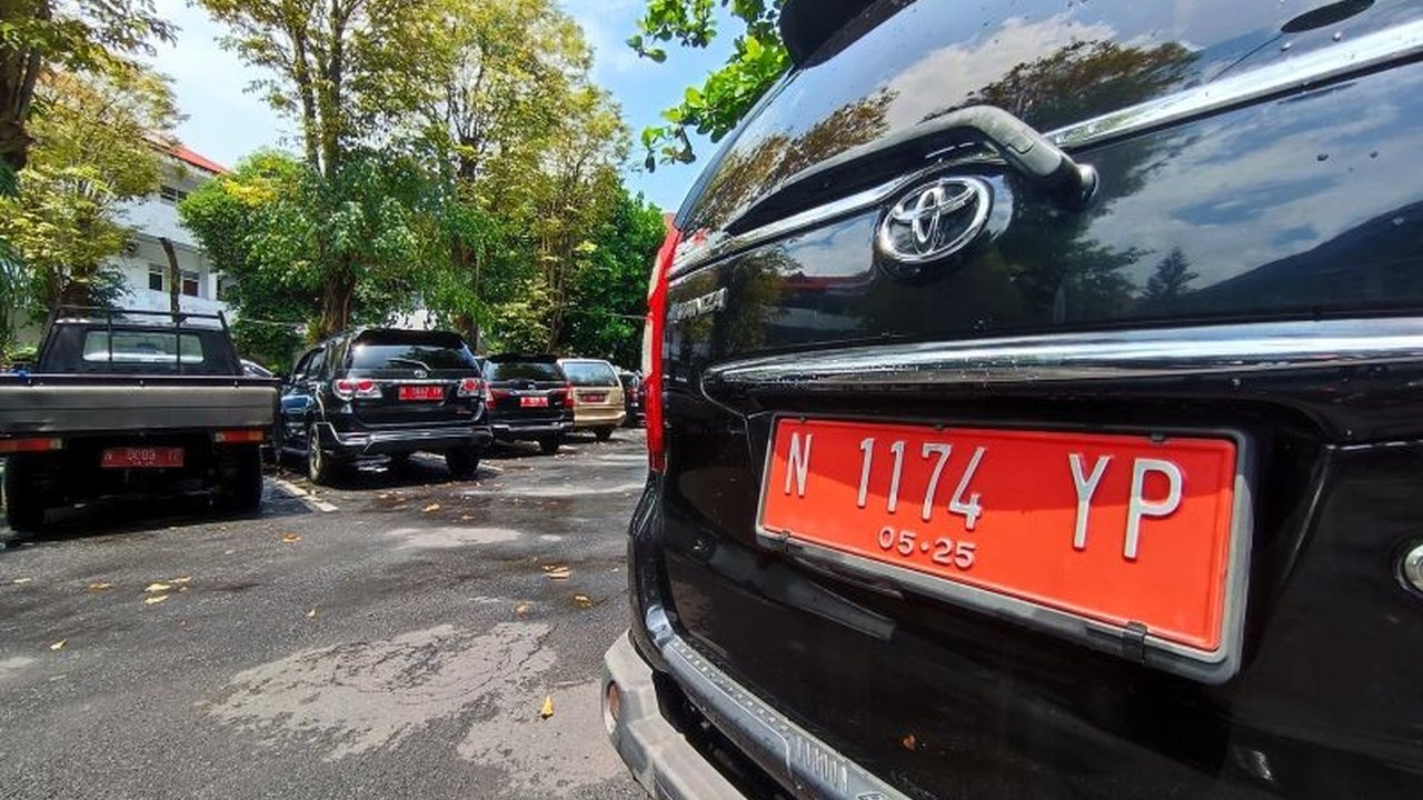 Pemerintah Kabupaten Lumajang mengizinkan ASN menggunakan mobil dinas untuk mudik Lebaran 2025 dengan syarat menanggung sendiri biaya operasional dan menggunakan BBM nonsubsidi.