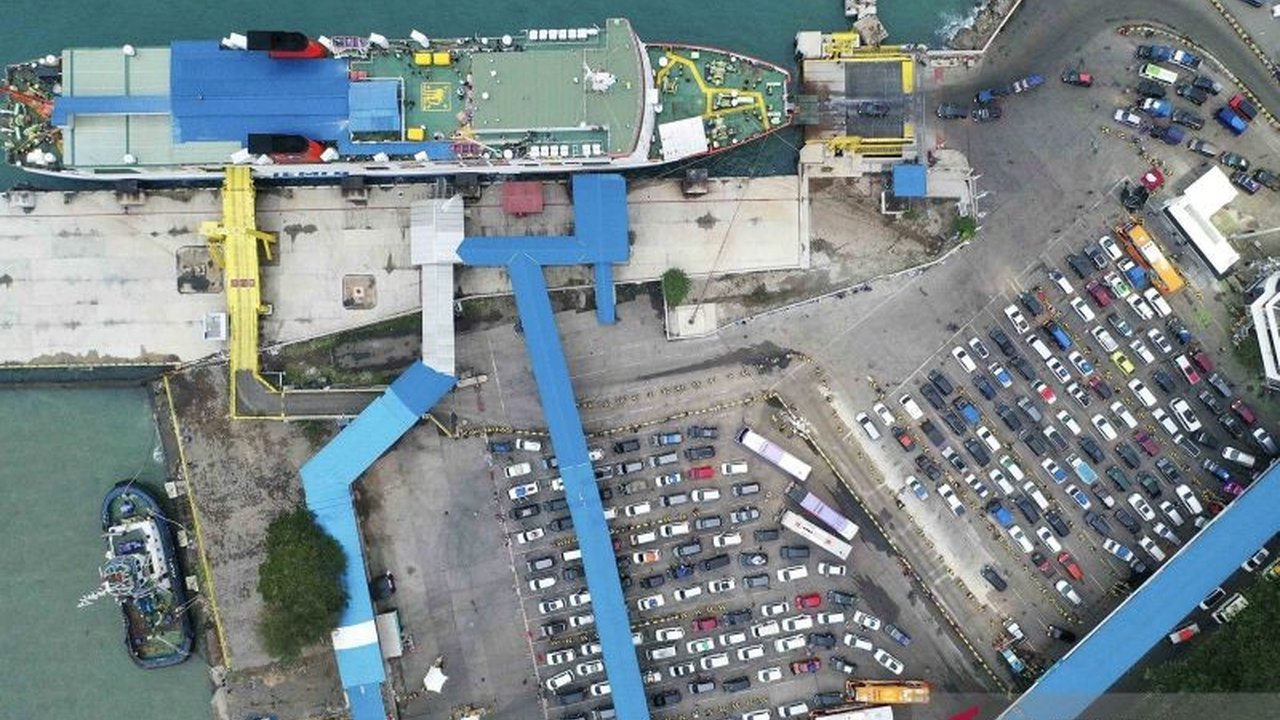 Lonjakan penyeberangan Merak-Bakauheni terjadi pada periode H-10 hingga H-4 Lebaran 2025, dengan total 501.112 penumpang, meningkat 10 persen dibanding tahun lalu.