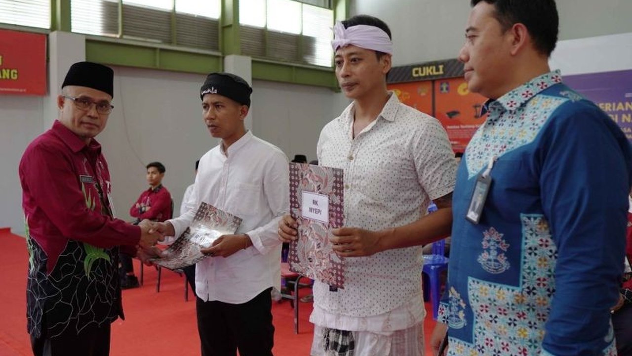 Sebanyak 1.148 warga binaan pemasyarakatan (WBP) di Lapas Kelas II A Lombok Barat menerima remisi khusus Hari Suci Nyepi dan Idul Fitri 1446 H, dua diantaranya langsung bebas.