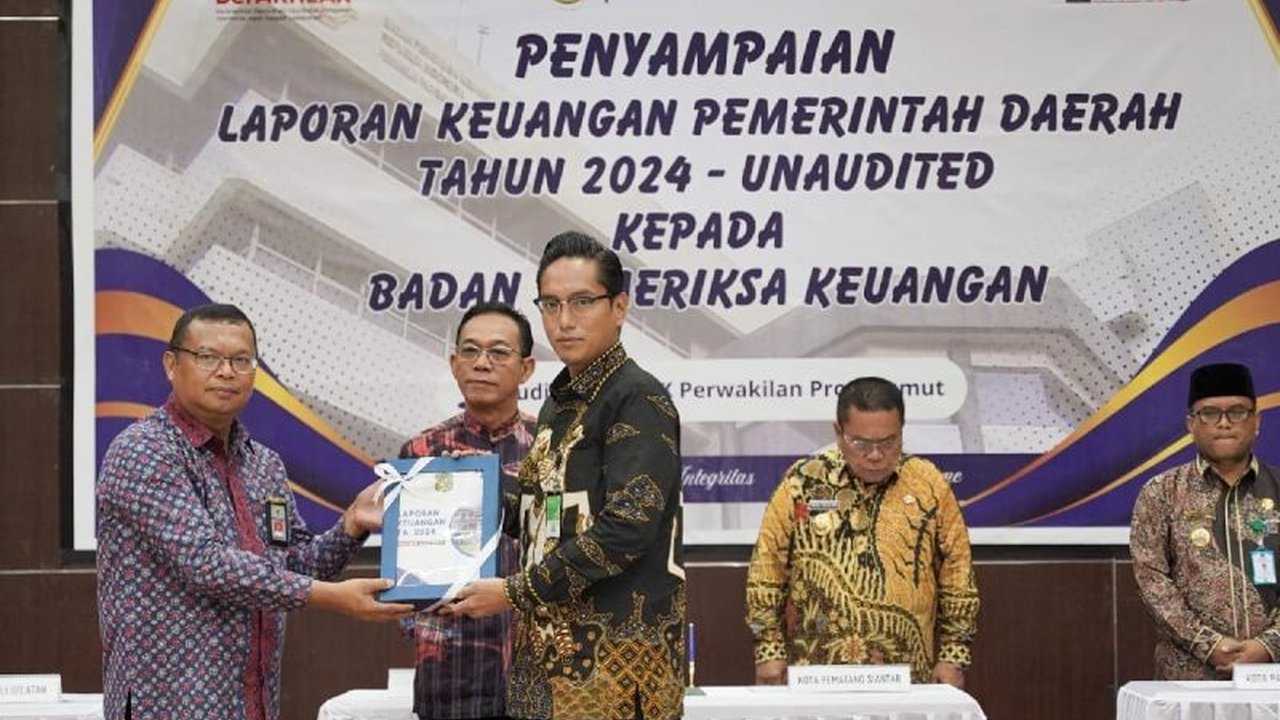 Wali Kota Medan menyerahkan LKPD Unaudited TA 2024 ke BPK Sumut, berharap Pemkot Medan kembali meraih opini Wajar Tanpa Pengecualian (WTP).