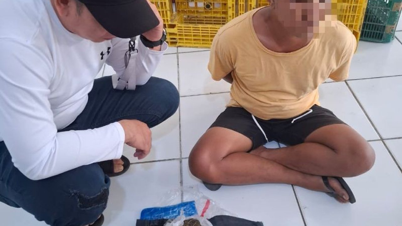 Pria berinisial IGAW (39) di Mataram, NTB, diperiksa BNNP NTB karena diduga memesan ganja seberat 42,46 gram melalui akun Facebook 'Pijar Cakrawala'.