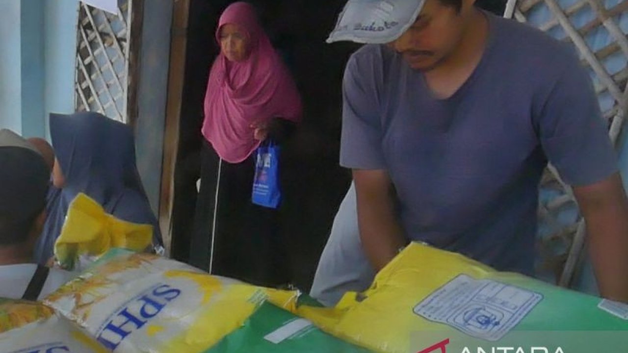 Perum Bulog Cabang Magelang menggelontorkan 70 ton beras untuk Gerakan Pangan Murah (GPM) di Temanggung, membantu masyarakat memenuhi kebutuhan pangan selama Ramadhan dan Lebaran dengan harga terjangkau.