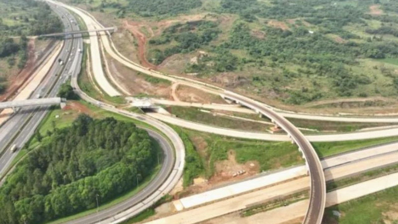 Polda Metro Jaya dan Kementerian Perhubungan siapkan Tol Japek II sebagai jalur fungsional untuk mengurai kepadatan arus balik Lebaran 2025, dengan Polres Metro Bekasi menunggu instruksi lebih lanjut terkait pengoperasiannya.