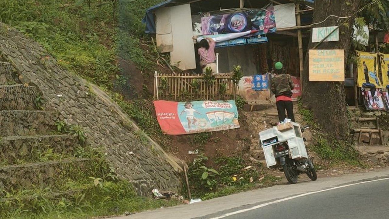 Pemerintah Kabupaten Cianjur menertibkan warung-warung yang berdiri di zona merah longsor Cugenang untuk mencegah korban jiwa akibat potensi gempa susulan.