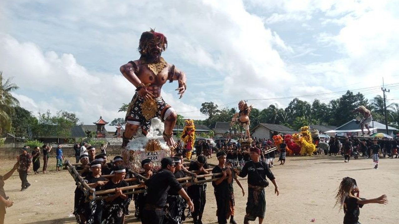 Umat Hindu di Dusun Balitung, Belitung, merayakan Hari Raya Nyepi dengan pawai enam ogoh-ogoh, simbol pengusiran roh jahat, yang uniknya bertepatan dengan bulan Ramadhan dan jelang Idul Fitri.