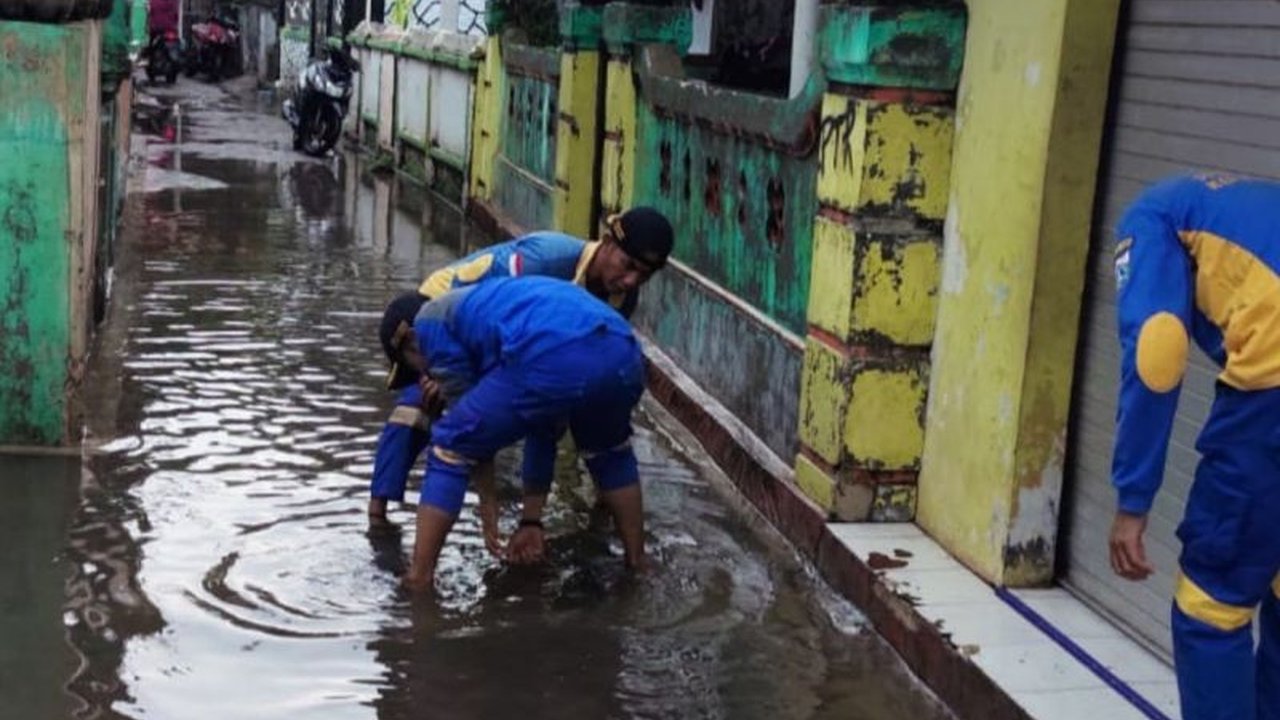 Pemerintah Kabupaten Kepulauan Seribu menurunkan personel untuk memantau dan mengantisipasi banjir rob di Pulau Kelapa, sebagai respon cepat terhadap potensi genangan saat musim hujan.