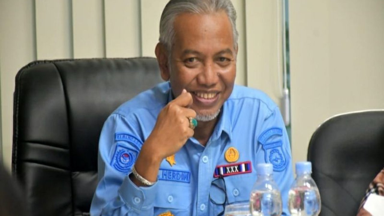 Pemerintah Provinsi Sulawesi Barat (Sulbar) mewajibkan seluruh ASN untuk melaporkan kehadirannya pascacuti bersama Idul Fitri 1446 H/2025, dengan sanksi pemotongan TPP bagi yang tanpa alasan jelas absen.