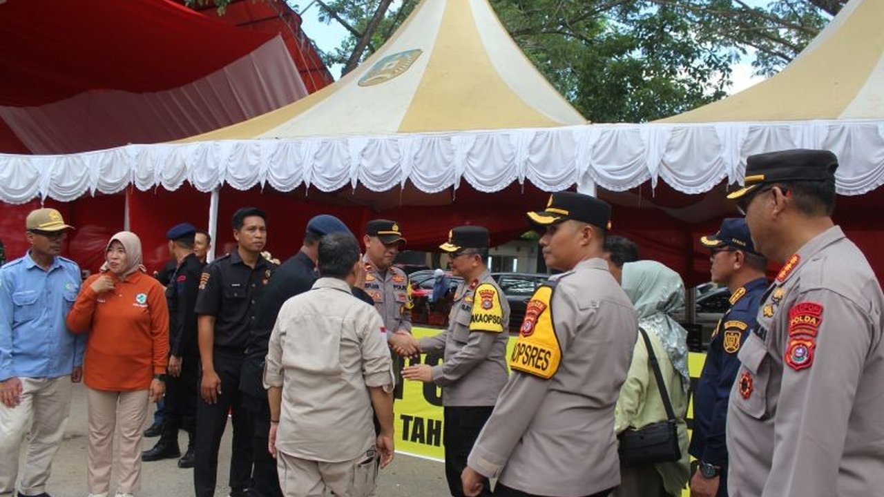 Wakapolda Sultra, Brigjen Pol Amur Chandra Juli Buana, meninjau langsung kesiapan pengamanan arus mudik Lebaran 2025 di Pelabuhan Amolengo, memastikan kelancaran dan keamanan pemudik.