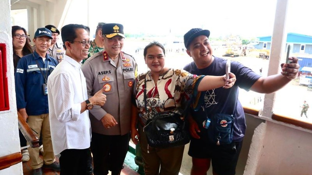 Kapolda Kepri, Irjen Pol. Asep Safrudin, memastikan arus mudik di Batam berjalan aman dan tertib pada H-3 Lebaran, dengan peningkatan penumpang di Bandara Hang Nadim dan penyaluran tiket gratis di Pelabuhan Telaga Punggur.