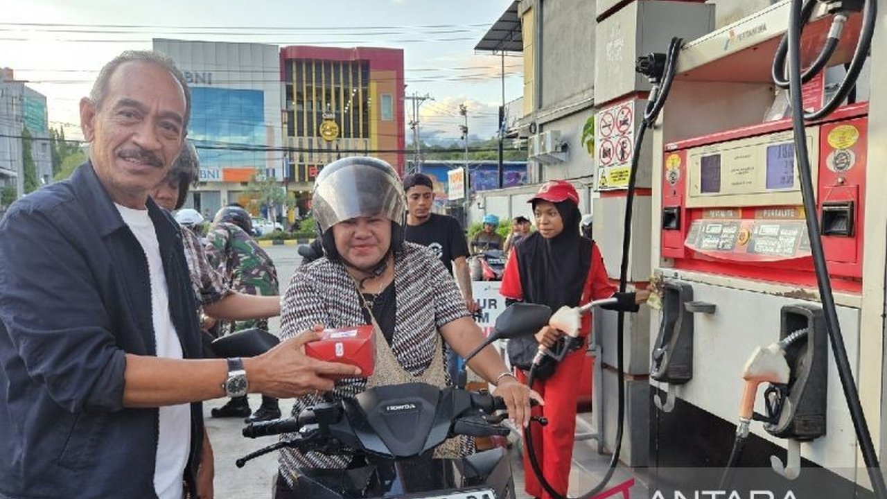 Hiswana Migas Regional Papua Maluku membagikan 1000 takjil gratis sembari memastikan kesiapan BBM dan pelayanan prima di SPBU selama Ramadhan dan menjelang Idul Fitri.