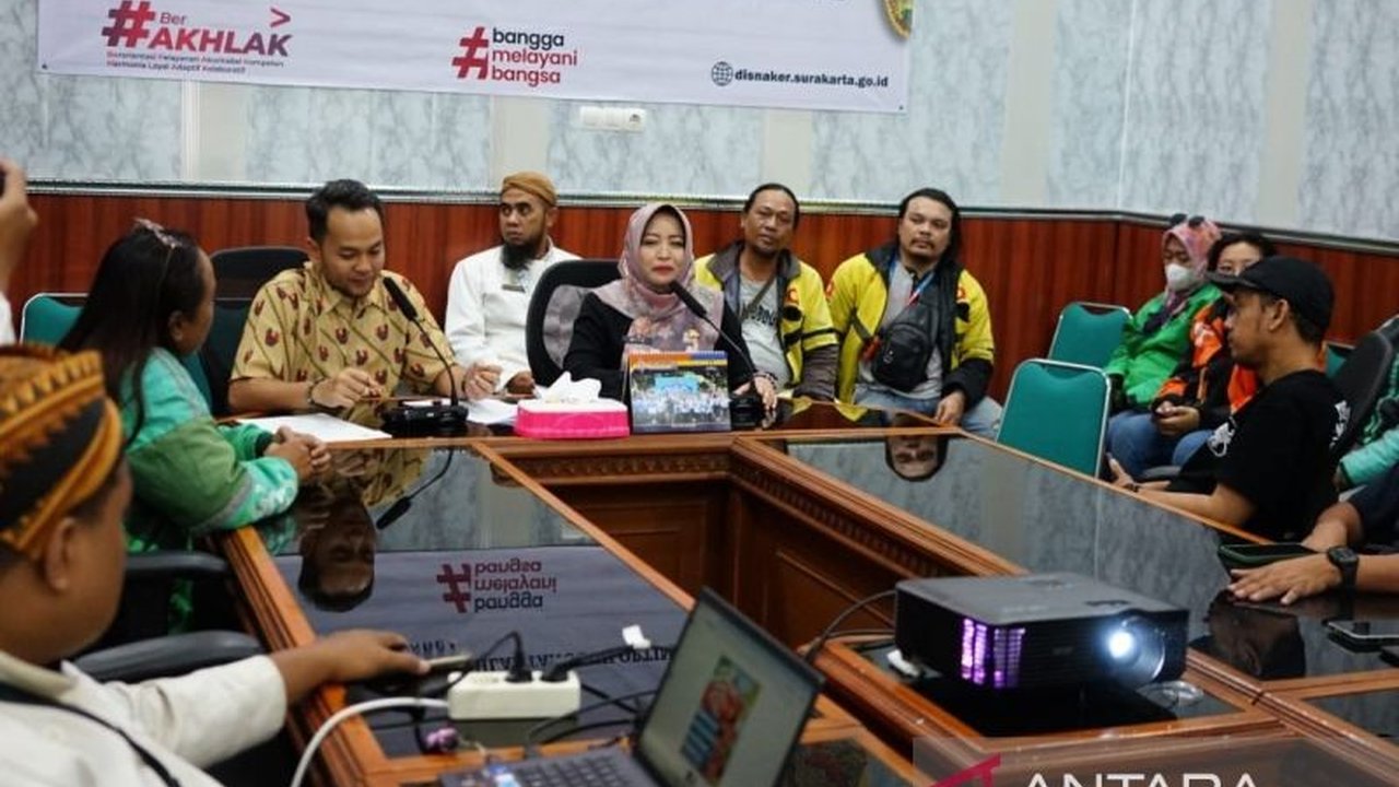Pemerintah Kota Surakarta berkomitmen membantu pencairan THR dan BHR pekerja, termasuk pengemudi ojek daring, dan telah menindaklanjuti 23 aduan terkait pembayaran THR.