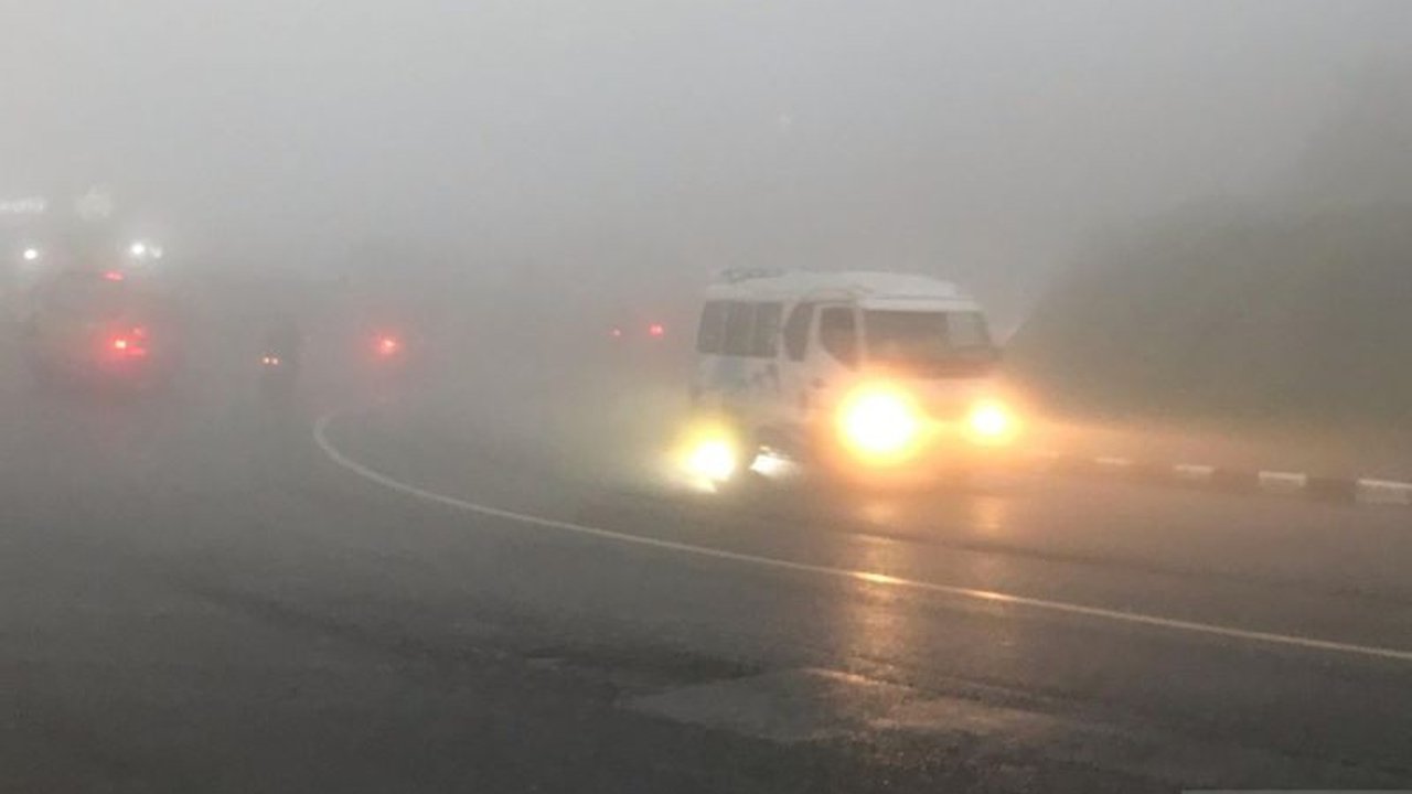 Polres Cianjur mengimbau pemudik meningkatkan kewaspadaan saat melintasi jalur Puncak karena kabut tebal yang mengganggu jarak pandang, terutama di kawasan Ciloto.