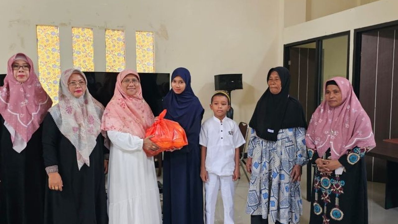 Anggota DPR RI Saadiah Uluputty menyerahkan 100 paket sembako dan baju Lebaran untuk mualaf, anak yatim, dan janda di Ambon sebagai wujud kepedulian sosial.