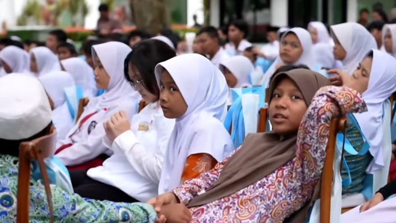 Presiden Prabowo Subianto meluncurkan Peraturan Pemerintah tentang Tata Kelola Sistem Elektronik untuk melindungi anak Indonesia dari dampak negatif teknologi digital, menekankan pentingnya pengelolaan media digital yang bijak.