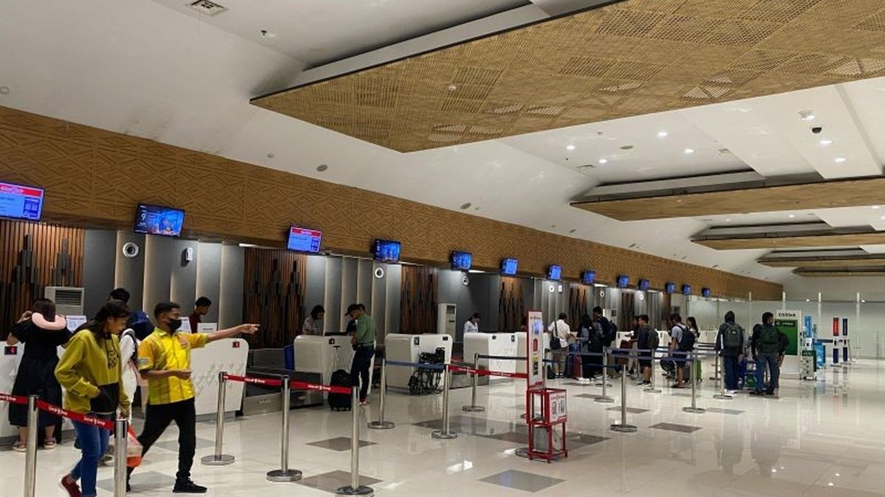 Jumlah pemudik di Bandara El Tari Kupang pada H-4 Idul Fitri 1446 H turun drastis hingga 41,41 persen dibandingkan tahun lalu, diduga karena harga tiket pesawat yang lebih tinggi daripada kapal laut.