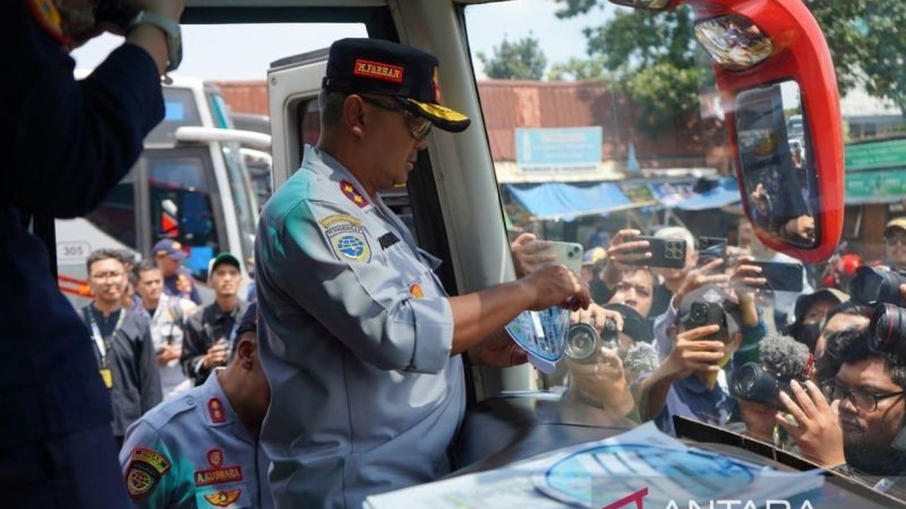 Pemkot Bandung melakukan ramp check terhadap bus di Terminal Cicaheum untuk memastikan kelaikan dan keselamatan bus selama mudik Lebaran 2025, menemukan beberapa bus bermasalah dan ditunda keberangkatannya.