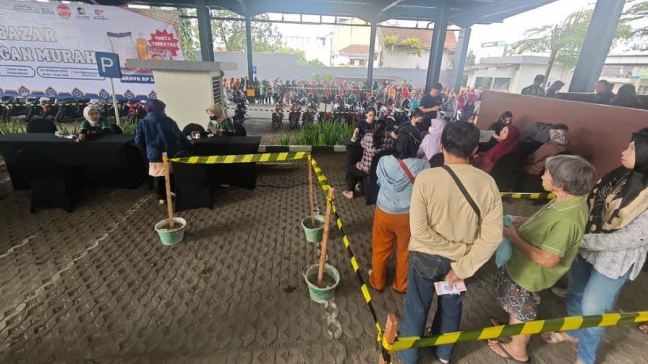 Ratusan warga Purwokerto memburu paket sembako murah di Bazar Pangan Murah yang digelar menjelang Lebaran, membantu meringankan beban ekonomi masyarakat.