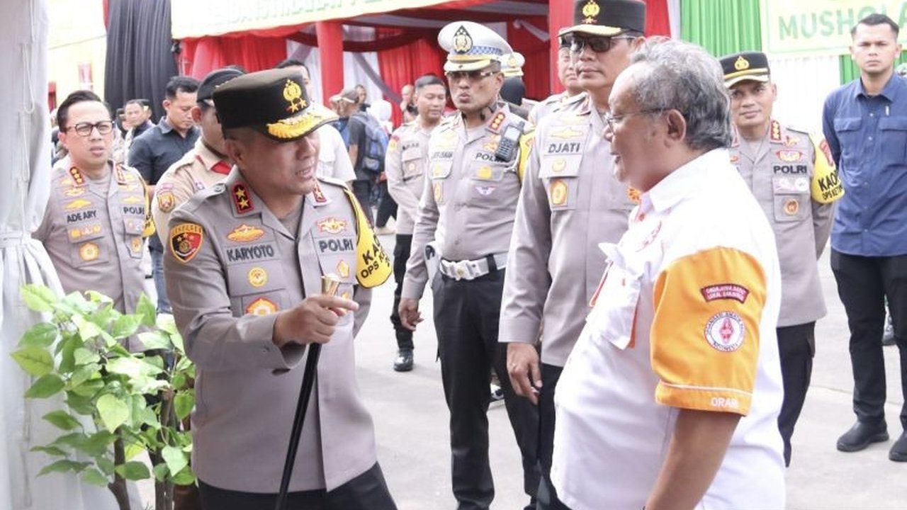 Kapolda Metro Jaya, Irjen Pol. Karyoto, meninjau Pos Pelayanan Pemudik di Kabupaten Bekasi untuk memastikan pelayanan optimal dan keamanan pemudik selama arus mudik Lebaran.