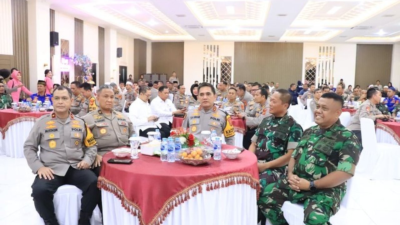 Kapolda Jambi Irjen Pol Krisno Halomoan Siregar tekankan pentingnya sinergitas TNI-Polri dalam menjaga keamanan dan ketertiban masyarakat (kamtibmas) di Jambi, dibuktikan dengan kegiatan buka puasa bersama dan Operasi Ketupat 2025.
