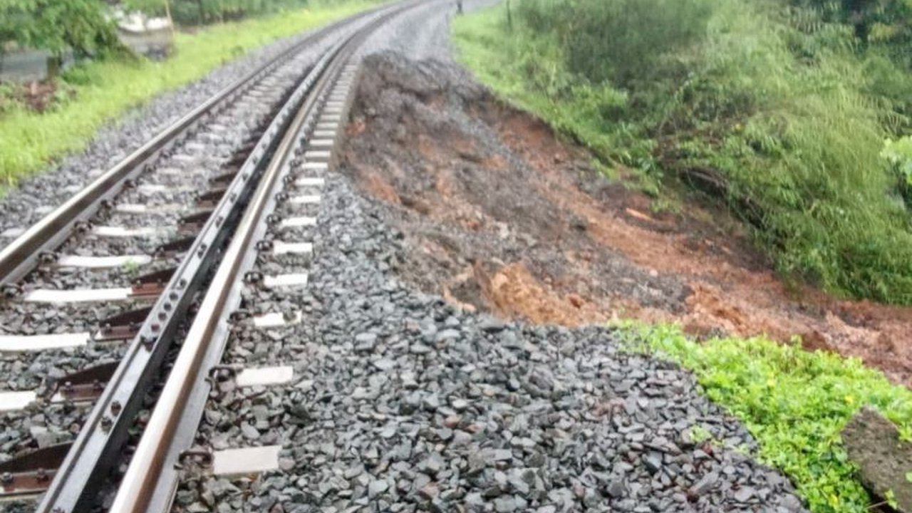 Perjalanan KA Ciamis-Manonjaya dihentikan sementara akibat ancaman longsor dan gangguan jalur kereta api di petak jalan Stasiun Ciamis-Manonjaya; penumpang KA Pangandaran dialihkan menggunakan bus.