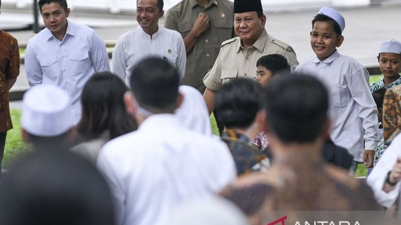 Presiden Prabowo Subianto meluncurkan Peraturan Pemerintah tentang Tata Kelola Penyelenggaraan Sistem Elektronik dalam Perlindungan Anak (PP Tunas) untuk melindungi anak Indonesia dari dampak negatif teknologi digital, seraya optimistis masa depan mereka.