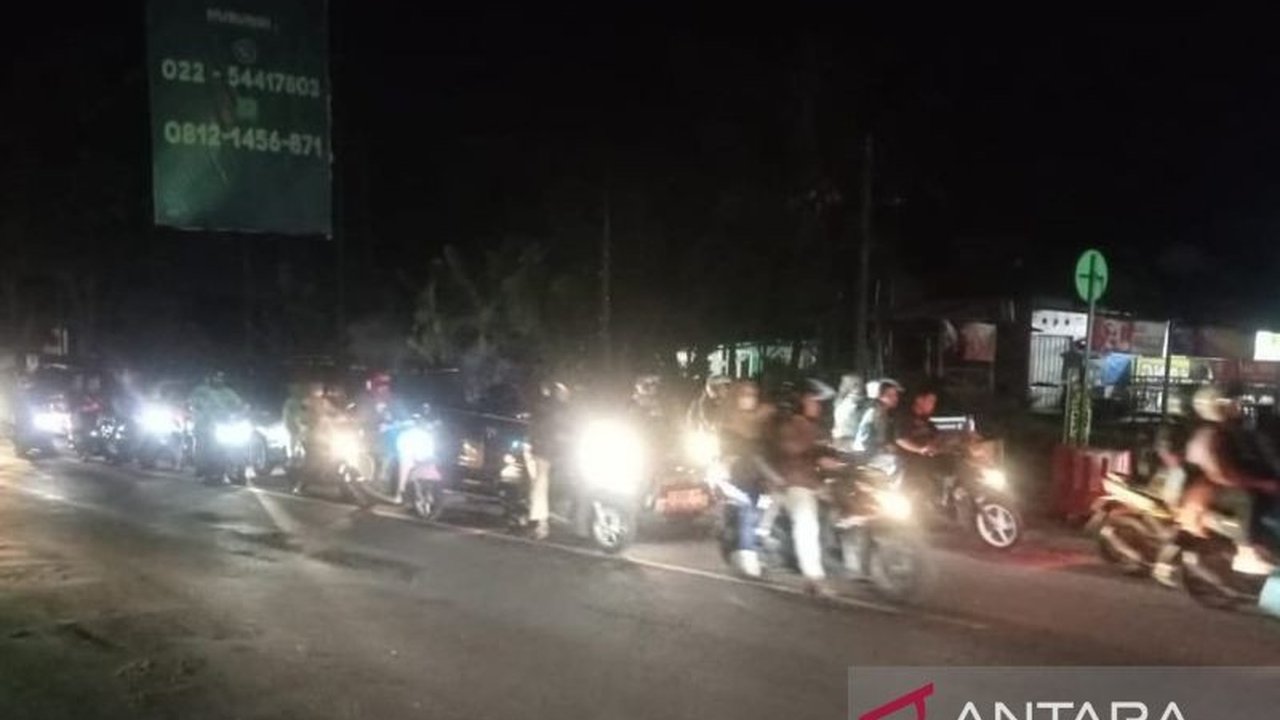 Menjelang H-3 Lebaran, jalur mudik di Cianjur dipadati pemudik sepeda motor, terutama pagi dan malam hari;  Polres Cianjur imbau pemudik berhati-hati.