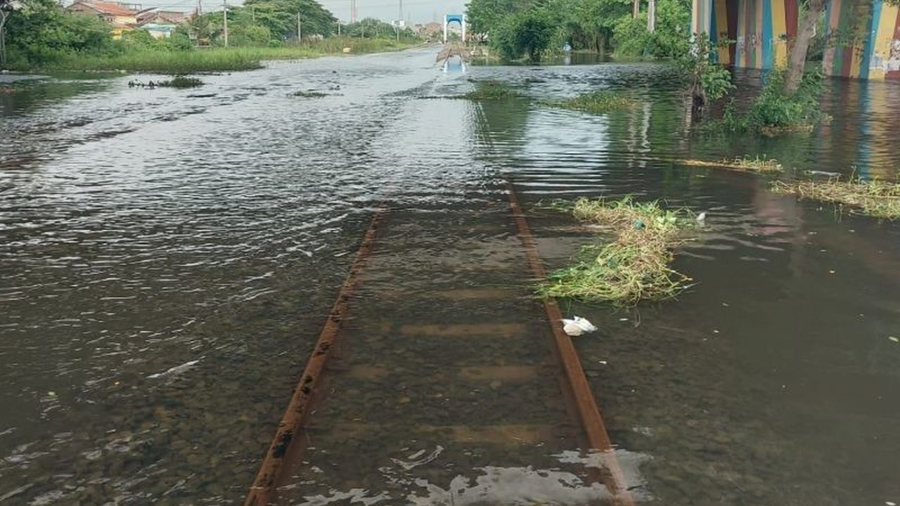 Jalur KA Batang Terendam Banjir, Dua Kereta Api Terlambat
