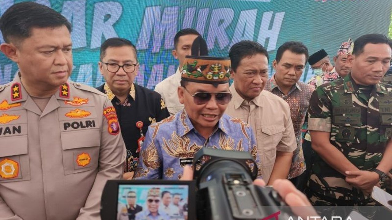 Pemerintah Provinsi Kalimantan Tengah menggelar pasar murah serentak di seluruh kabupaten/kota, membagikan 140 ribu paket sembako gratis untuk masyarakat kurang mampu jelang Lebaran.