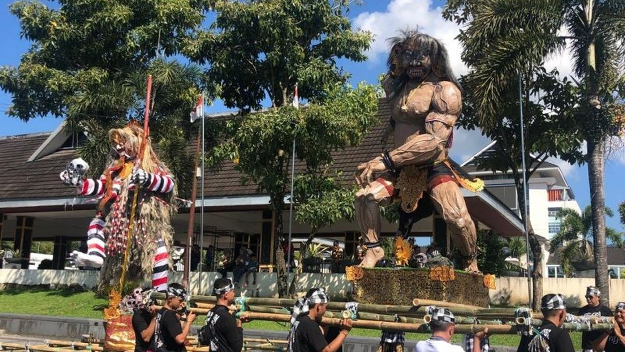 Umat Hindu di Ambon, Maluku, menggelar pawai ogoh-ogoh sebagai ritual menyambut Nyepi 2025, simbol penyucian diri dari energi negatif.