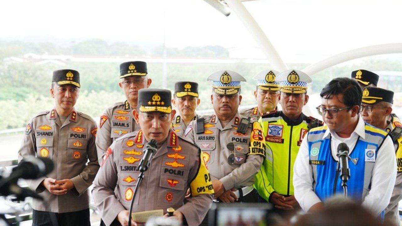 Kapolri Jenderal Listyo Sigit Prabowo memastikan pelayanan arus mudik Lebaran 2025 berjalan maksimal berkat rekayasa one way yang efektif, mengurangi kepadatan dan kecelakaan.