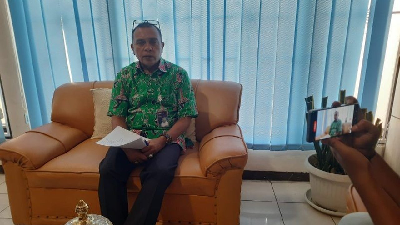 Perum Bulog Cabang Bukittinggi memastikan stok bahan pokok aman hingga Lebaran 2025, bahkan telah menyalurkan beras dan minyak goreng melalui gerakan pangan murah.