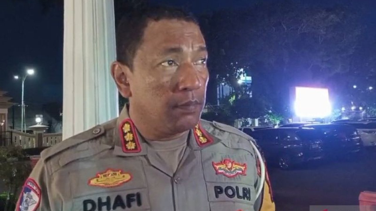 Kecelakaan tunggal bus di Batanghari, Jambi, menyebabkan dua penumpang tewas dan sopir ditetapkan sebagai tersangka karena diduga mengantuk saat mengemudi.