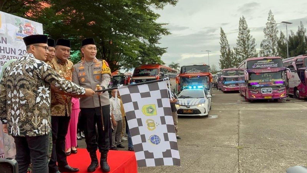 Bupati Bogor melepas 32 bus program mudik gratis yang membawa sekitar 1.600 pemudik menuju Jawa Tengah; Pemkab juga siap fasilitasi kepulangan.