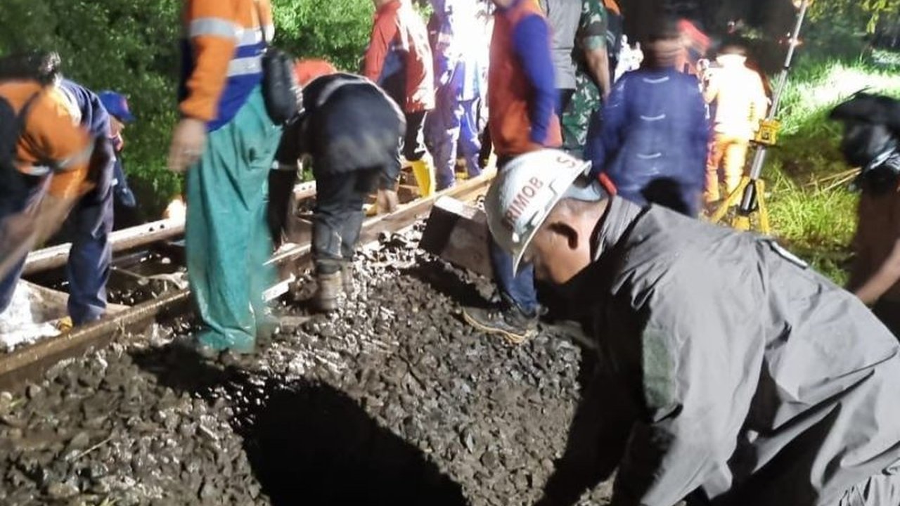 Guna memastikan keselamatan perjalanan kereta api, PT KAI Daop 2 Bandung menerapkan pola operasi memutar untuk KA Turangga dan Malabar akibat jalur Ciamis-Manonjaya yang terdampak longsor.