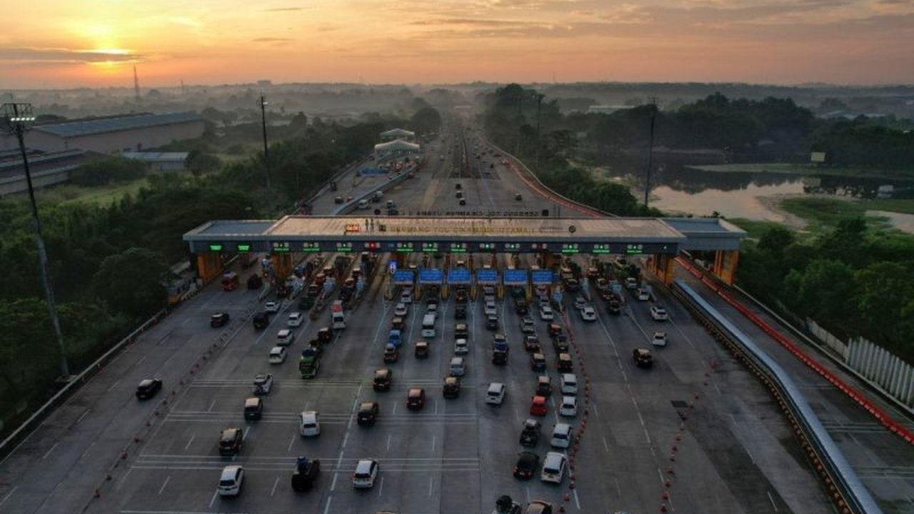 Lonjakan signifikan kendaraan menuju Jawa Timur via Tol Cikampek Utama pada H-4 Lebaran 2025 mencapai 385.110 kendaraan, meningkat drastis dibandingkan lalu lintas normal.