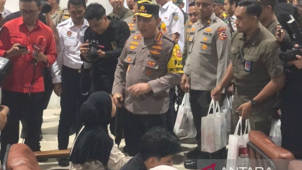 Kapolri Jenderal Listyo Sigit Prabowo meninjau langsung pelayanan arus mudik di Stasiun Tugu Yogyakarta dan memastikan kelancaran layanan kereta api, meskipun puncak arus balik diperkirakan terjadi setelah Lebaran 2025.