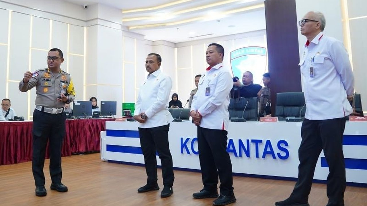 Deputi Bidang Koordinasi Politik Dalam Negeri Kemenko Polkam RI memuji sistem aplikasi Korlantas Polri yang canggih dalam memonitor arus mudik Lebaran 2025,  memudahkan pengawasan dan rekayasa lalu lintas secara real-time.