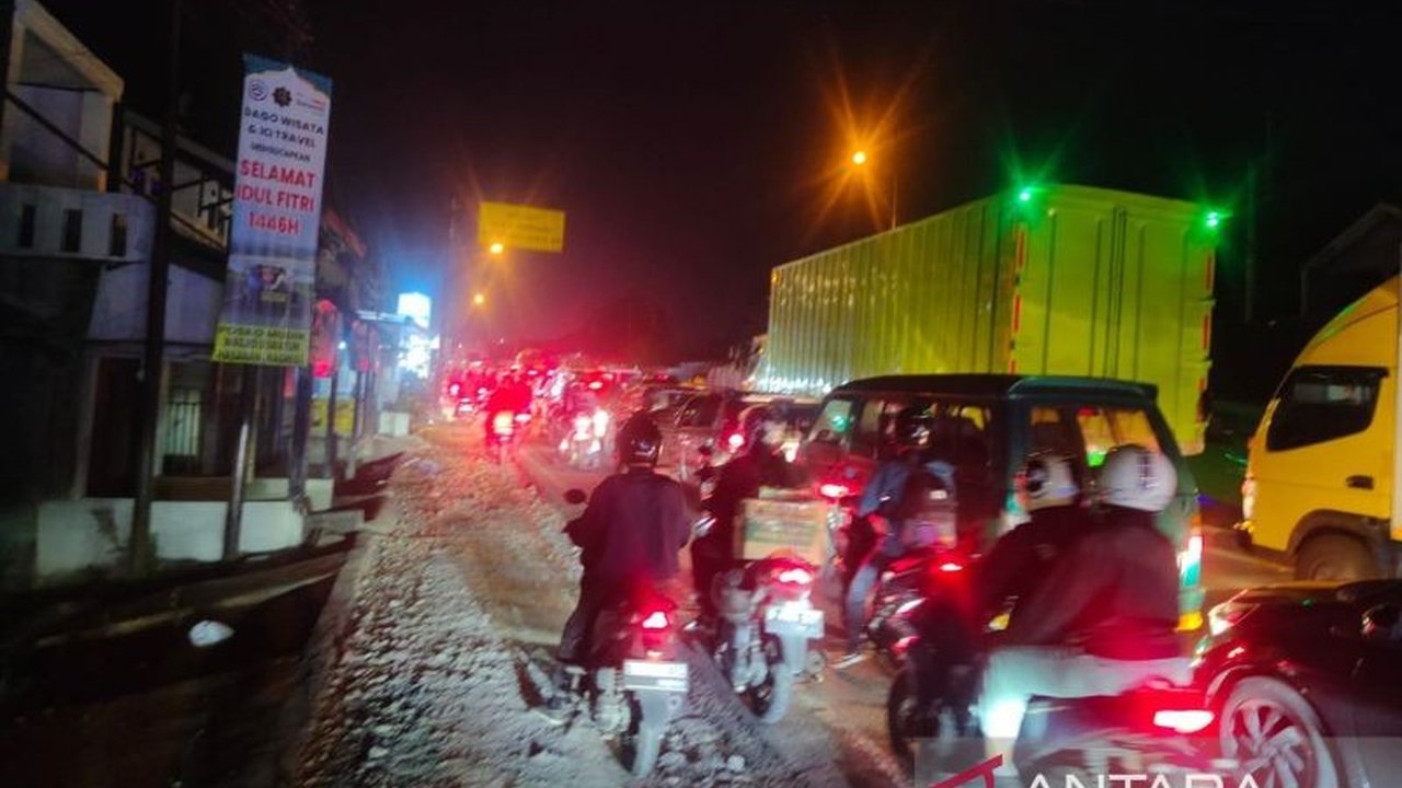 Volume kendaraan di jalur Nagreg meningkat drastis hingga 100 persen selama periode mudik Lebaran 2025, mencapai puncaknya pada H-1 Lebaran.