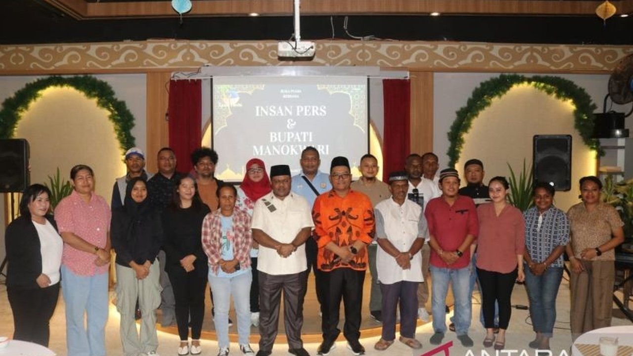 Bupati Manokwari, Hermus Indou, menekankan peran krusial insan pers sebagai mitra strategis pemerintah dalam pembangunan dan memajukan Kabupaten Manokwari, Papua Barat.