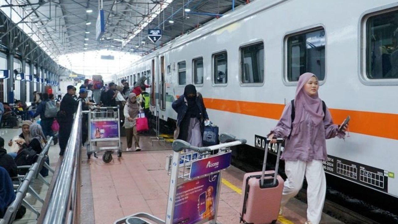 Luapan air menggenangi jalur kereta api di Batang, Jawa Tengah, menyebabkan keterlambatan perjalanan KA Kamandaka dan Kaligung; KAI Daop 4 Semarang kerahkan puluhan petugas untuk perbaikan jalur.