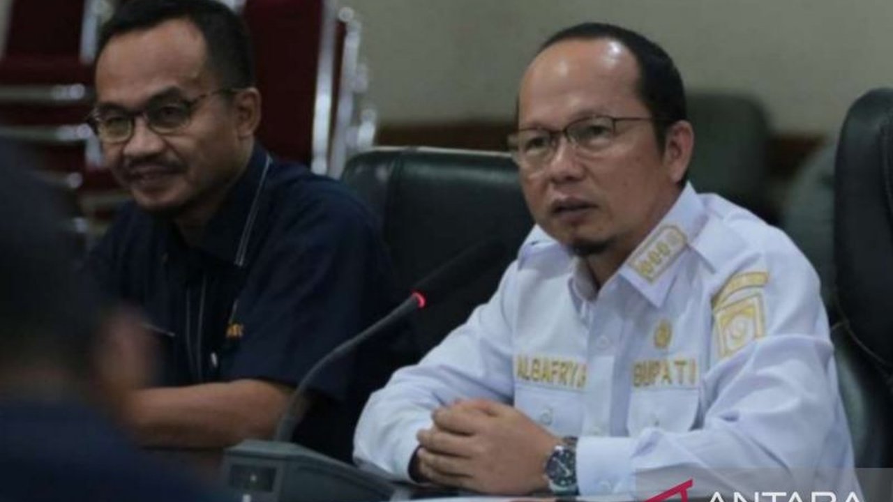 Bupati Bangka Tengah mengingatkan masyarakatnya agar tidak terjebak menjadi TKI ilegal menyusul kepulangan 76 pekerja migran asal Bangka Belitung, lima di antaranya warga Bangka Tengah.